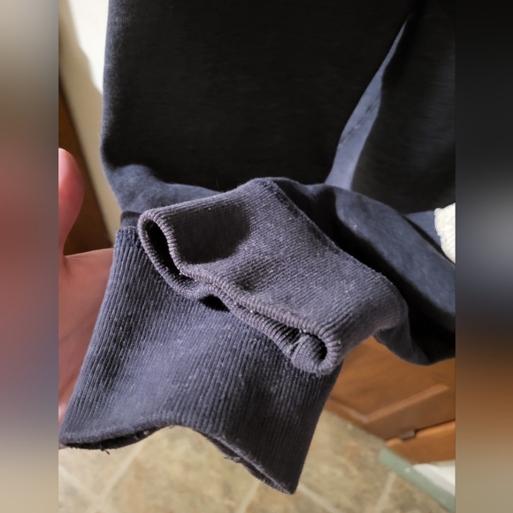 Hollister zip up hoodie, unisex size xl. - Picture 10 of 11